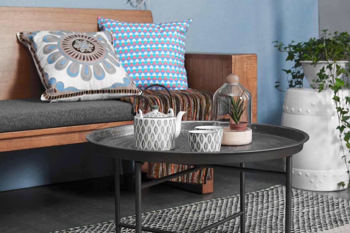 Stolik schowek – idealny stolik kawowy do ogrodu i domu