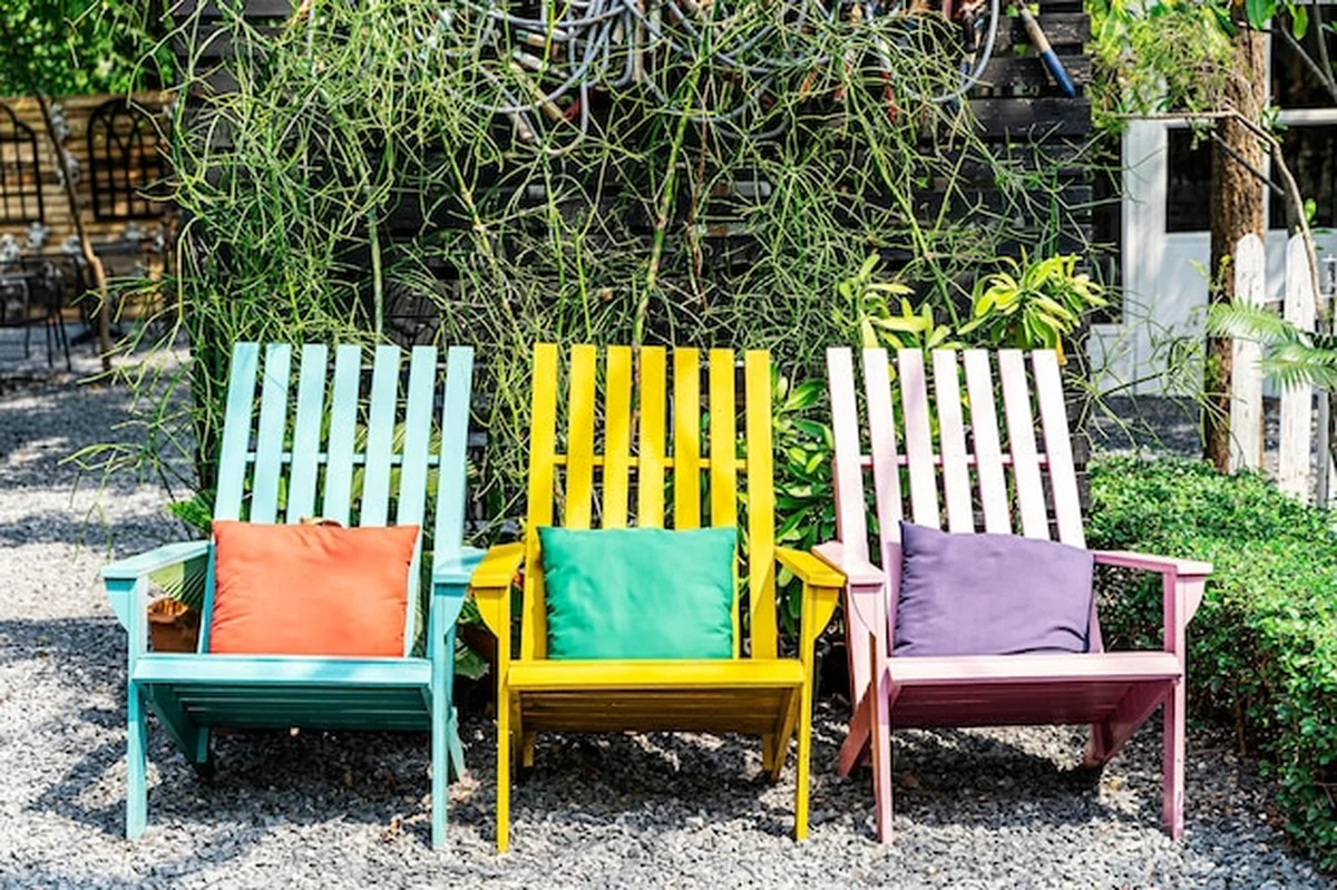 Puste krzesła w ogrodzie