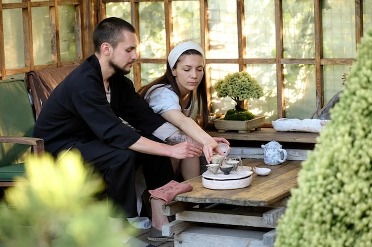 Tradycyjna ceremonia parzenia herbaty w altanie ogrodowej