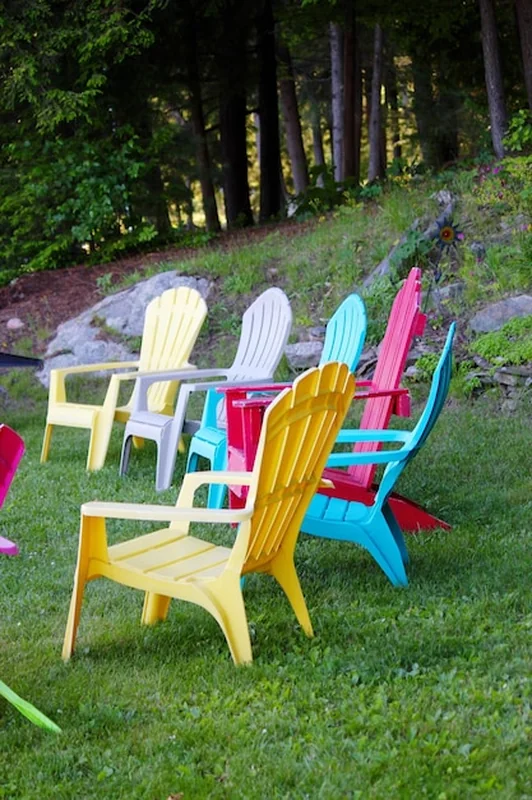 Wielokolorowe krzesła na tawiastym polu