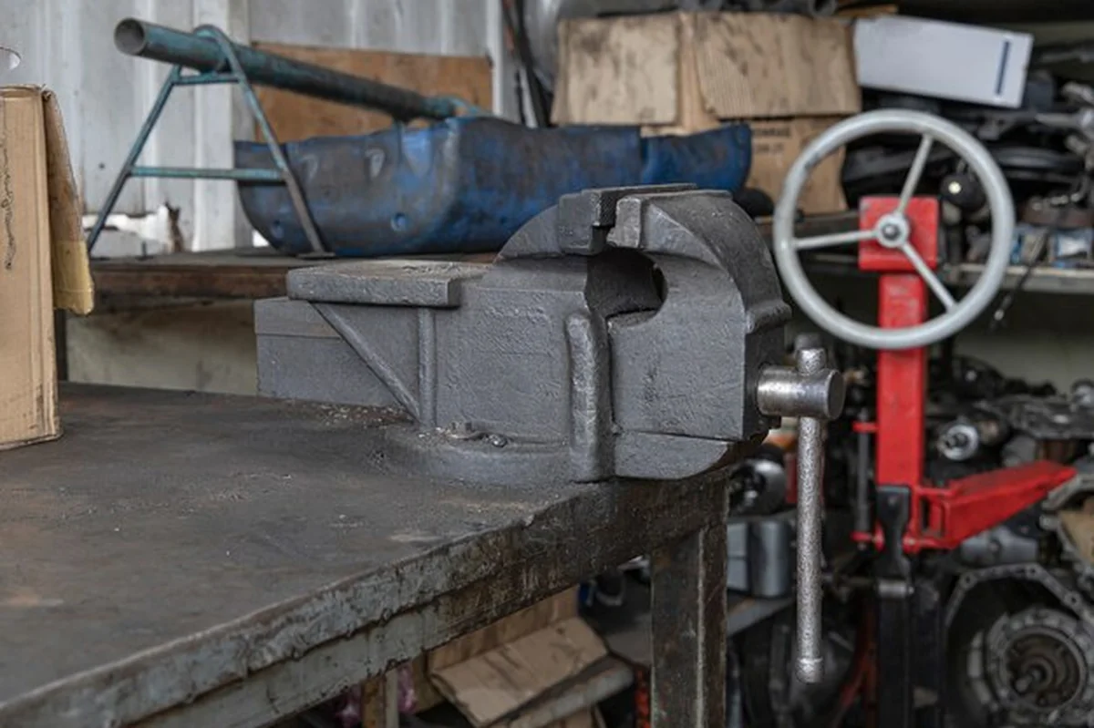 Stare imadło stołowe na stalowym stole w warsztacie