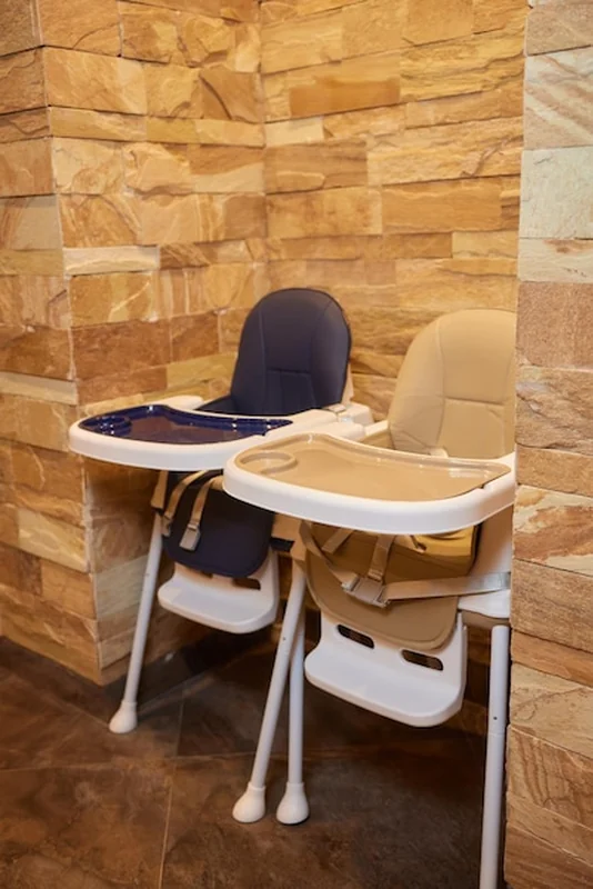 Drewniane krzesła dla dzieci w restauracji