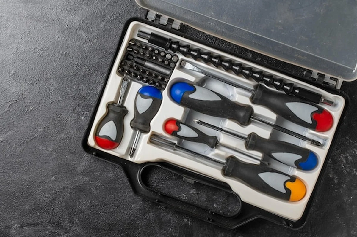 Zestaw wkrętaków wewnątrz skrzynki narzędziowej z góry