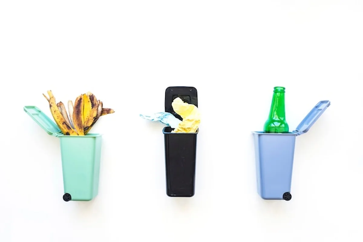 Posortowane śmieci przygotowane do recyklingu