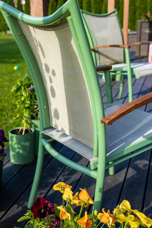 Zielone krzesła patio na tarasie z kwiatami
