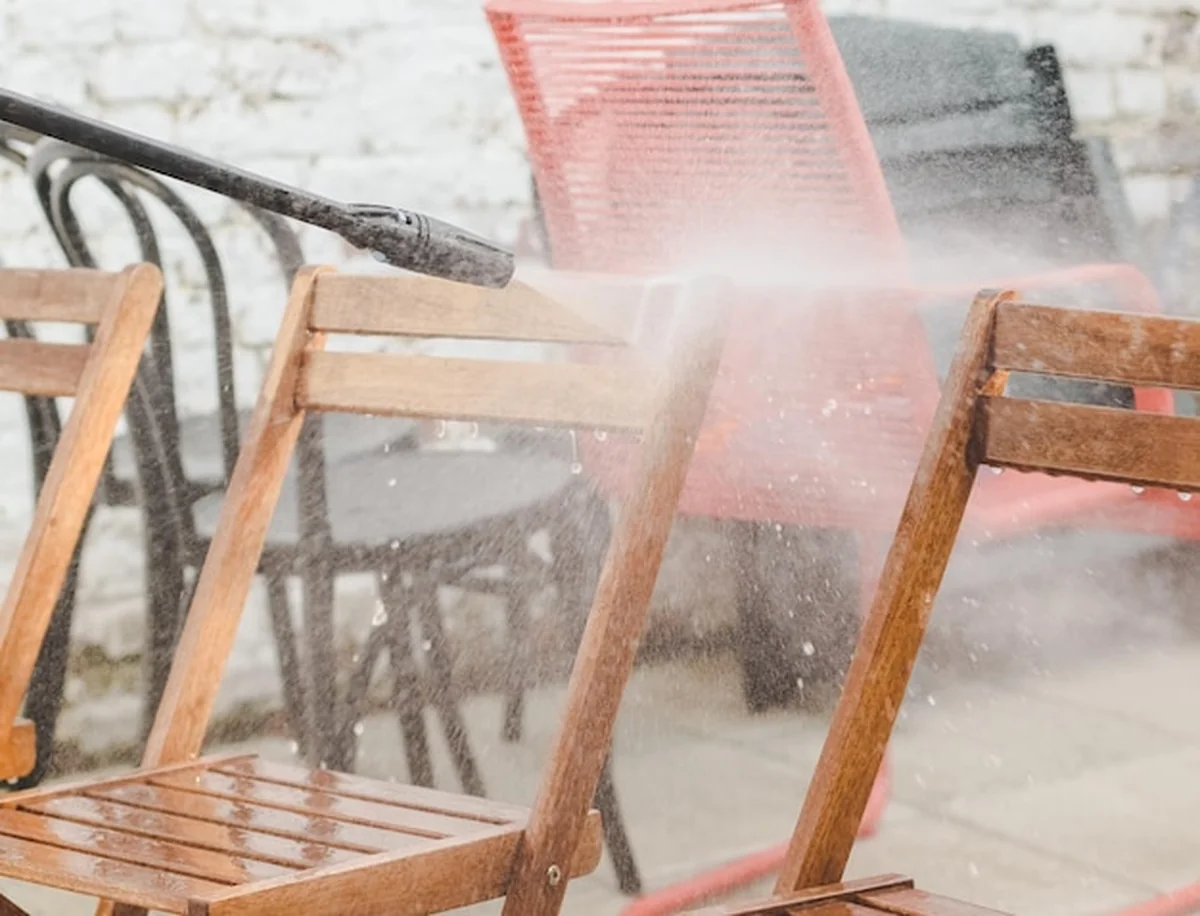 Karcher myje drewniane krzesła ogrodowe na podwórku