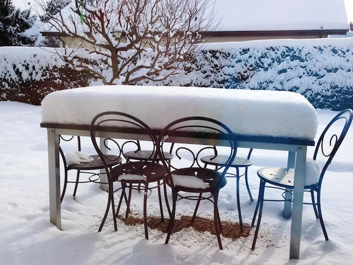 Zbliżenie pustych krzeseł i stołu zimą