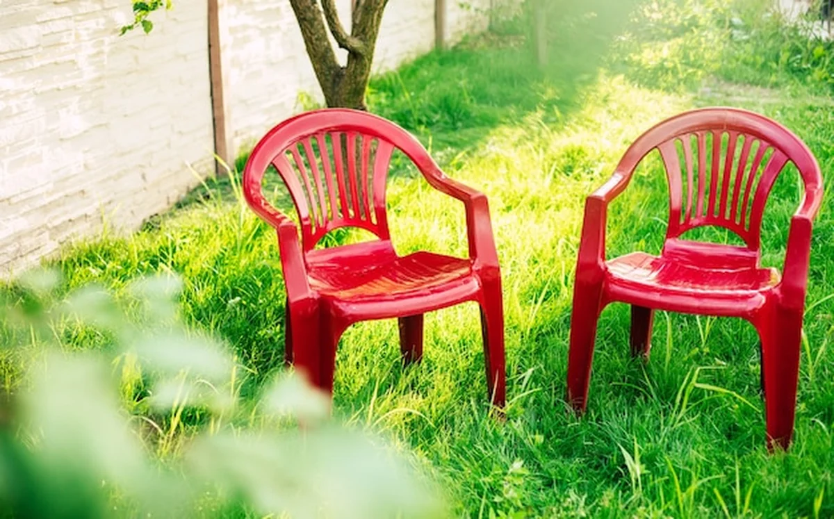 Czerwone letnie krzesło w ogrodzie