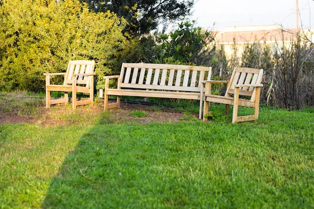 Drewniane leżaki w hotelowym ogrodzie