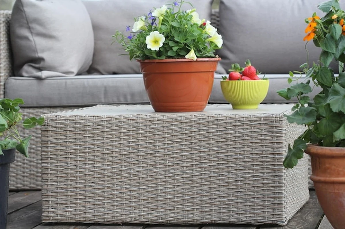 Grupa mebli ogrodowych na patio z krzesłami, sofą i stołem