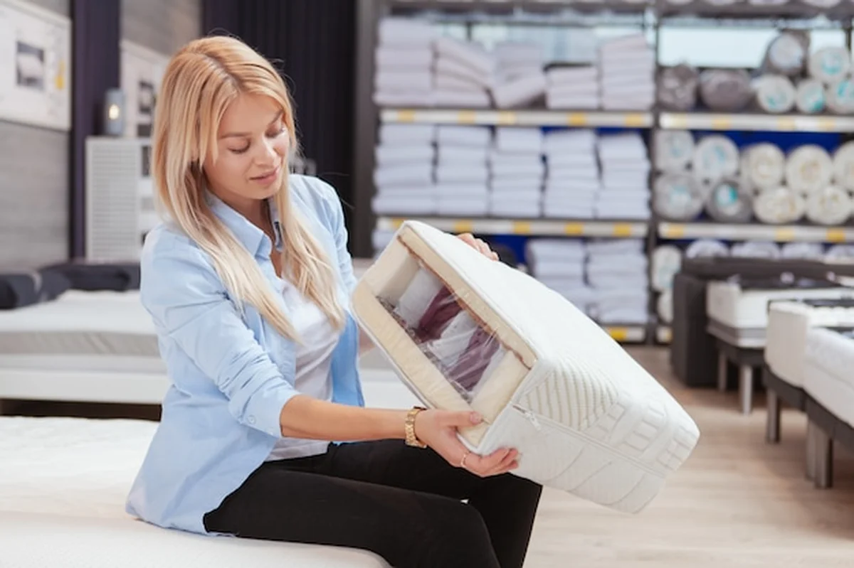 Piękna kobieta na zakupy do materaca ortopedycznego