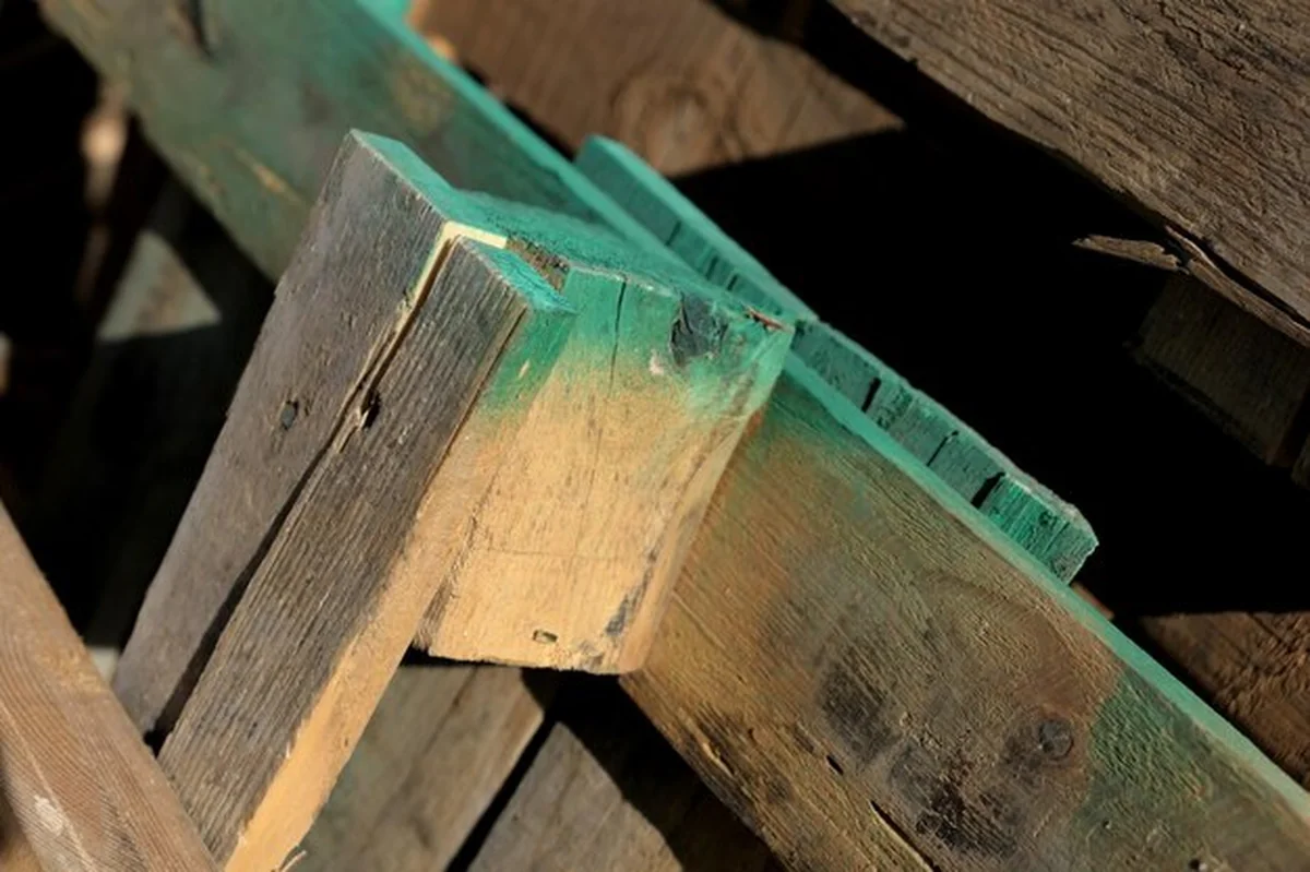 Zbliżenie drewnianego stołu