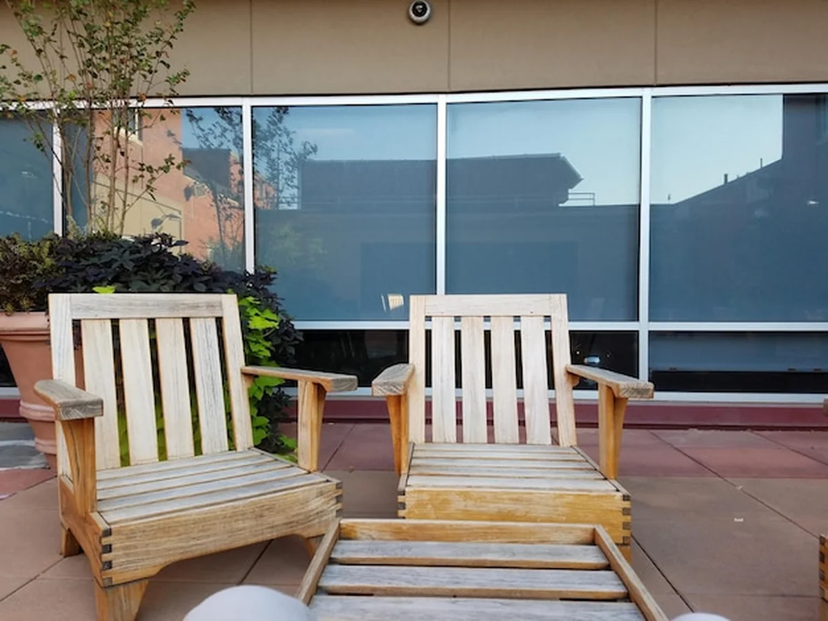 Drewniane meble na balkonie