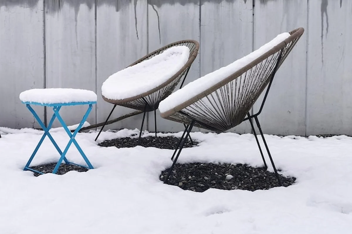 Puste krzesła i stoły na pokrytym śniegiem polu