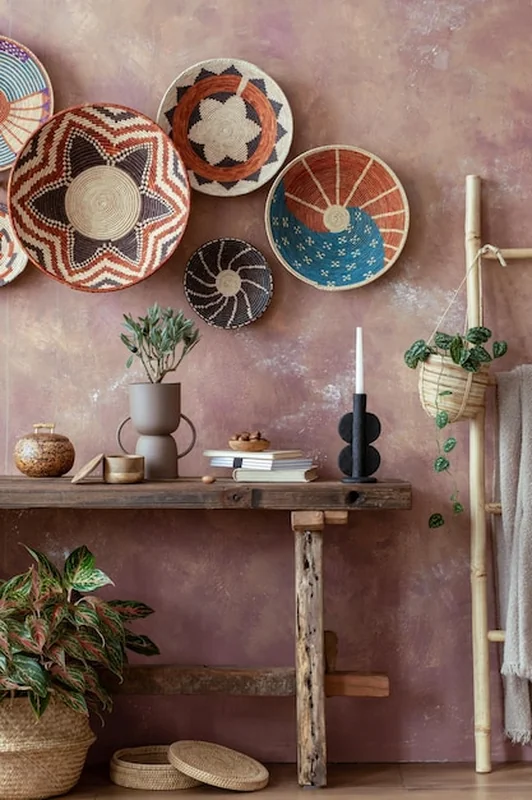Kompozycja etniczna w salonie z wiklinowymi koszami i drewnianą ławką
