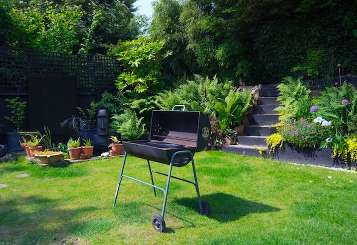 Grill w ogrodzie z trawnikiem