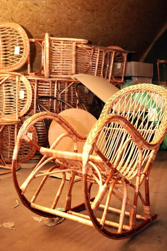 Produkcja mebli z winorośli w fabryce mebli naturalnych, produkcja ręczna