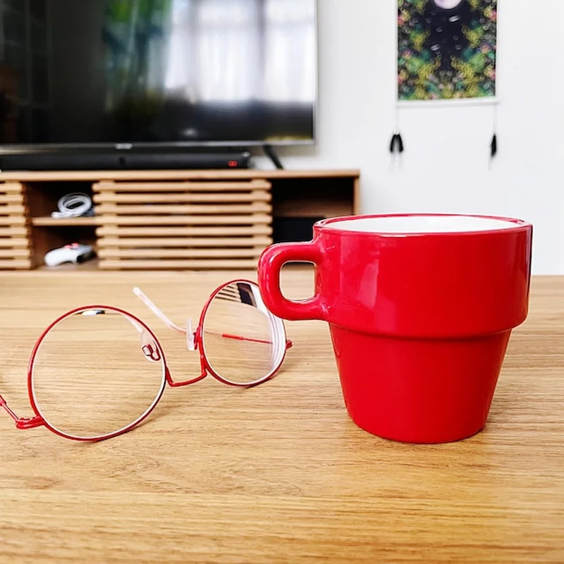 Filiżanka kawy i kieliszki na stole