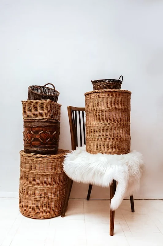 Detale wnętrza z drewnianym krzesłem i koszami wiklinowymi do przechowywania