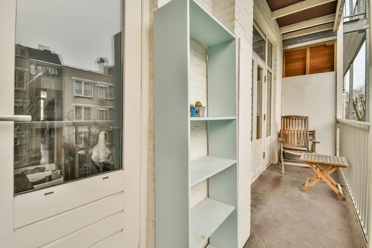 Umeblowany balkon z widokiem na miasto