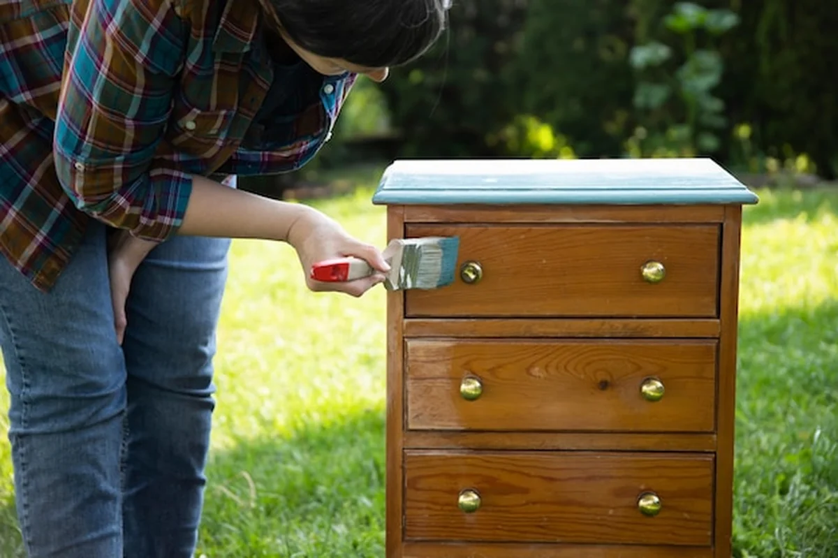 Malowanie drewnianych mebli na zewnątrz