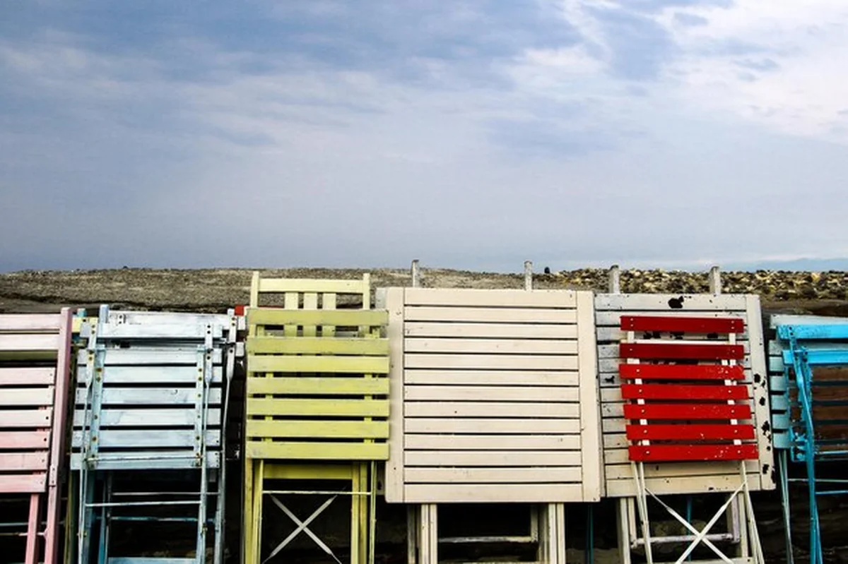 Złożone krzesła na tle nieba