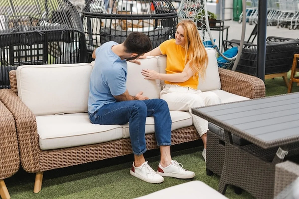 Mężczyzna i kobieta na tarasie ogrodowym w sklepie