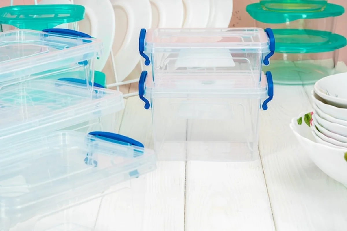 Czysta kuchnia z różnymi talerzami i pojemnikami na żywność