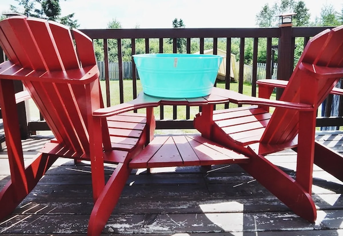 Puste krzesła i stoły