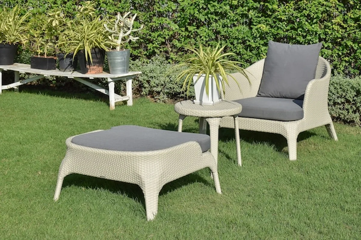 Zielony ogród z meblami ogrodowymi z rattanu