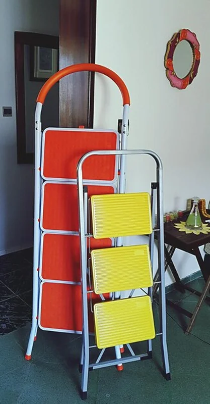 Zbliżenie składanej drabiny w domu