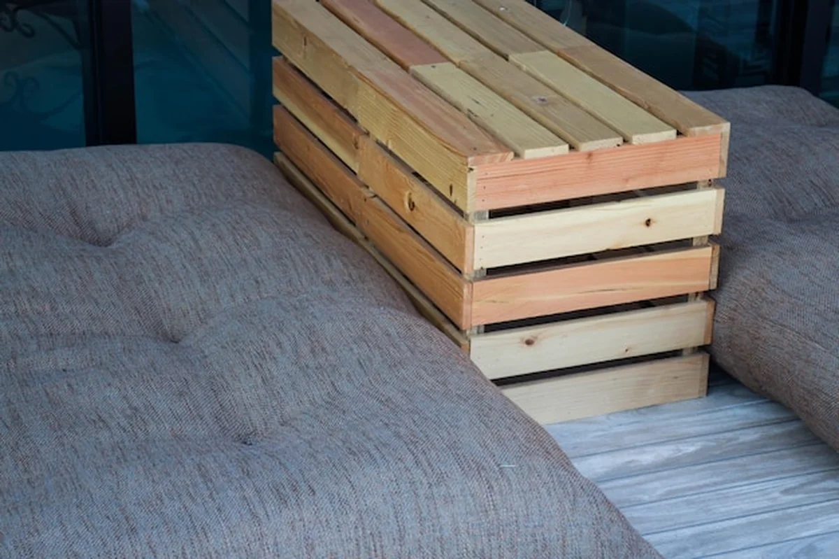 Drewniana skrzynka pośród materaców