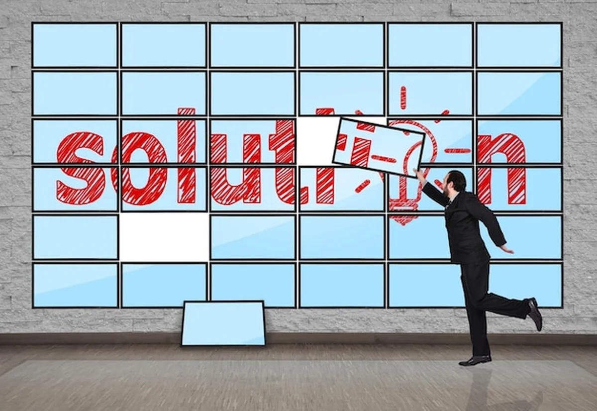 Rozwiązanie na tle zielonych liści