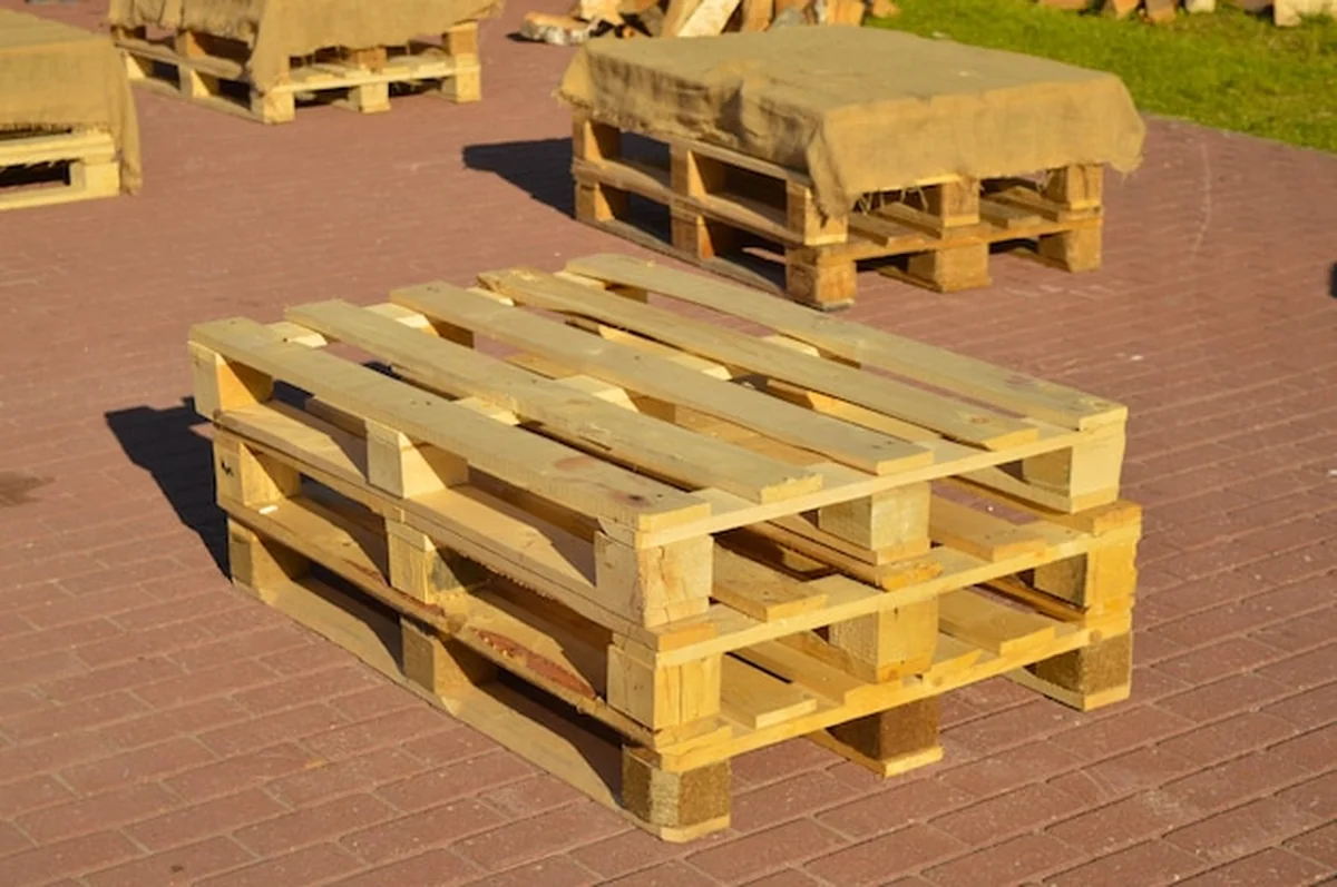 Drewniane palety ułożone parami na torze