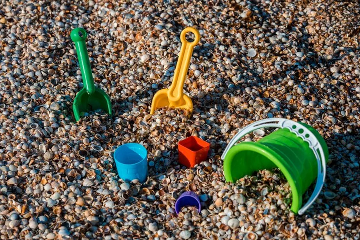 Zestaw dla dzieci do zabawy z piaskiem nad brzegiem morza