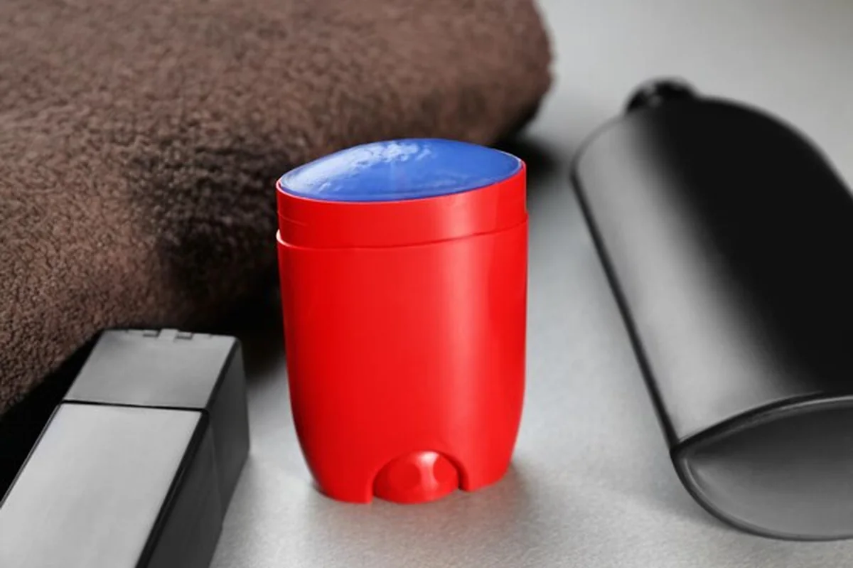 Zestaw do higieny osobistej na szarym stole