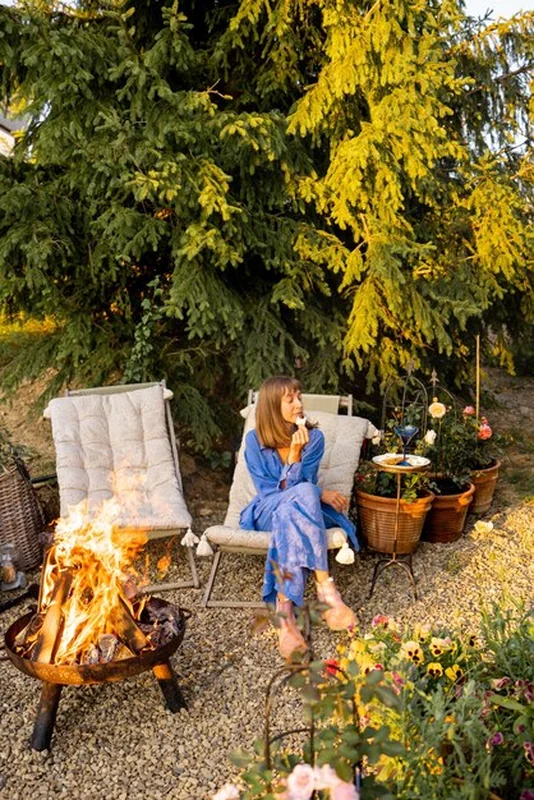 Wieczór przy ognisku w ogrodzie