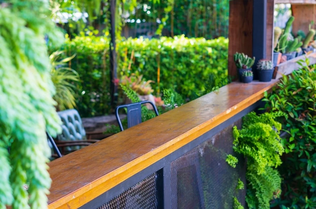 Krzesła i stół w ogrodzie