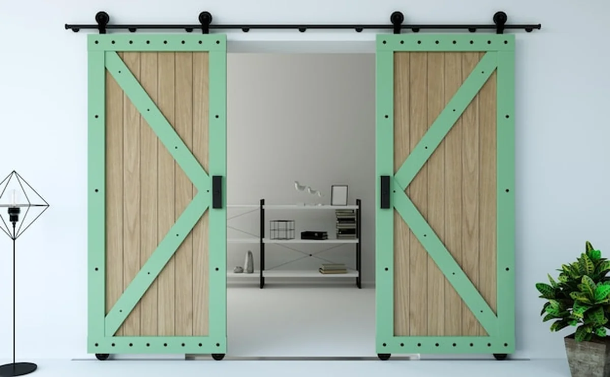 Drewniane drzwi przesuwne w pomieszczeniu na strychu