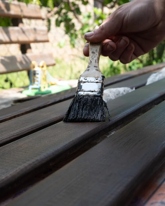 Malowanie mebli drewnianych ciemnym lakierem pędzlem