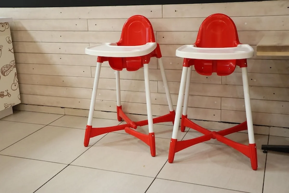 Stylowe jasnoczerwone krzesła dla dzieci w jadalni