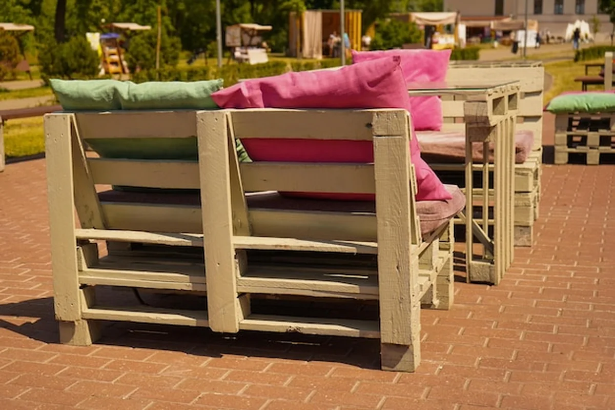 Mebel z palet w ogrodzie - innowacyjne i ekologiczne dekoracje podwórka