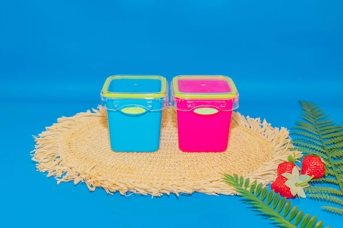 Wielokolorowe plastikowe pudełko na lunch do przechowywania żywności