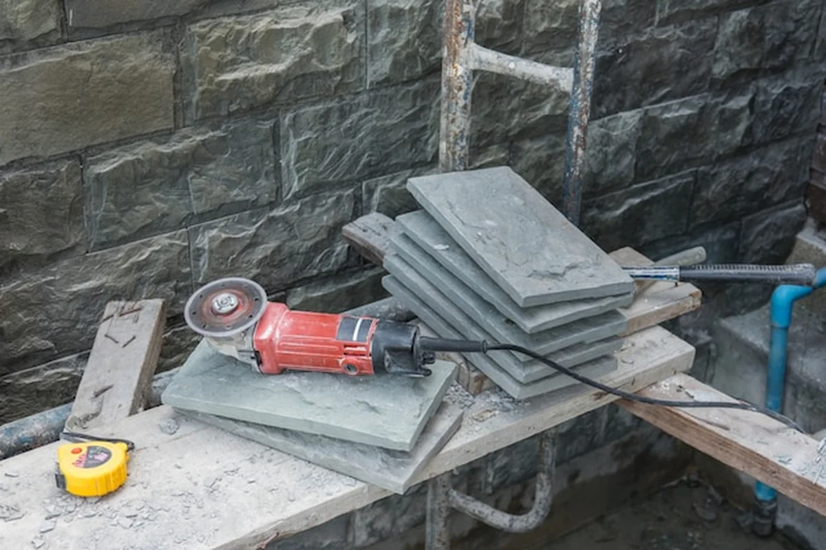 Cięcie i szlifowanie betonu lub metalu za pomocą przecinarki