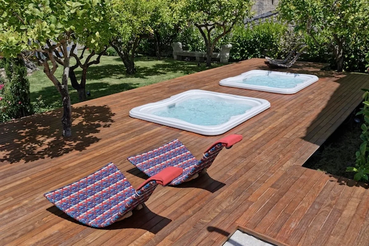 Jacuzzi w ogrodzie na Sycylii, Modica, prowincja Ragusa