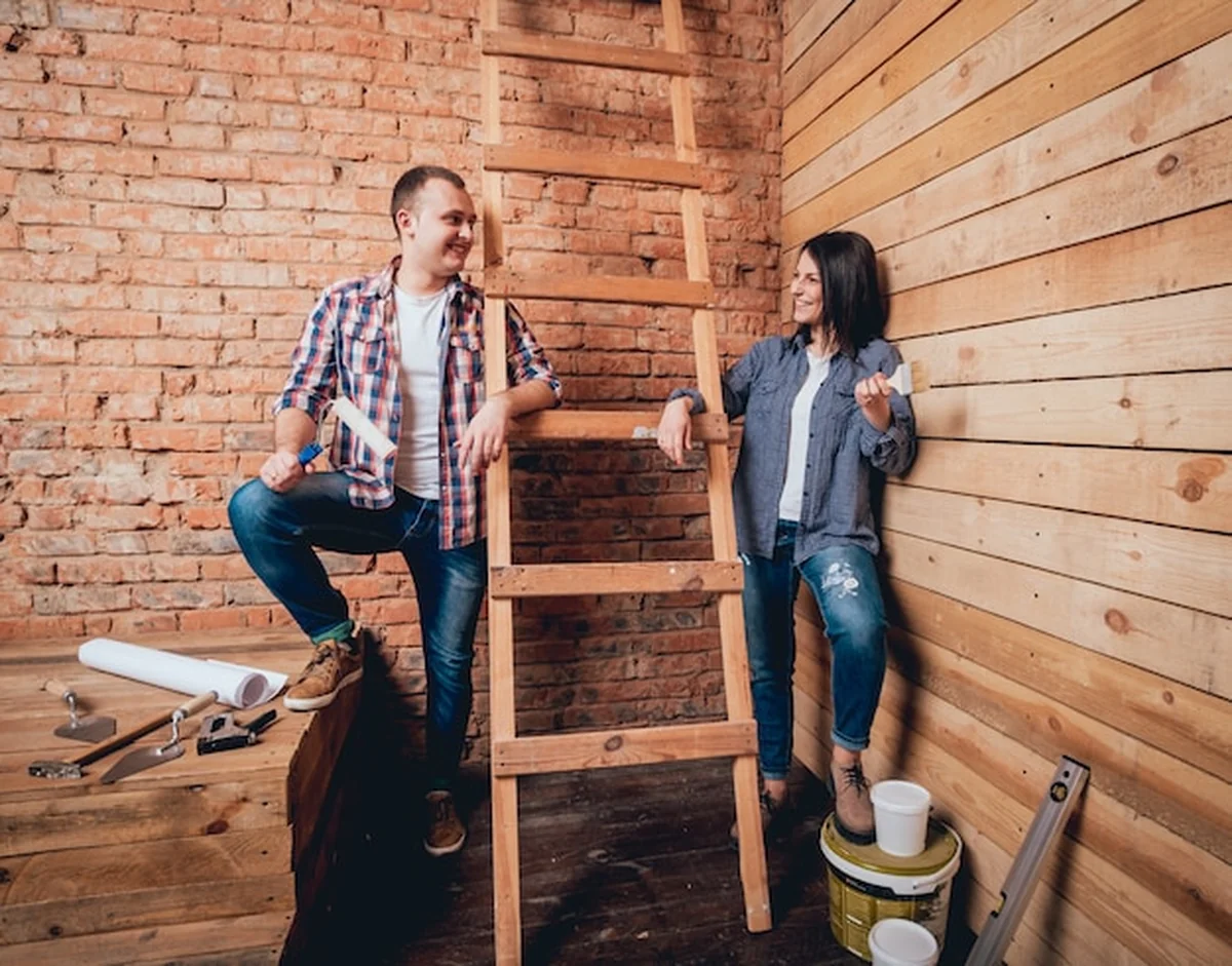 Szczęśliwa para remontuje swój dom
