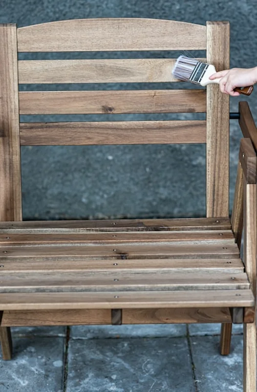 Malowanie drewnianych mebli ogrodowych przed wodą