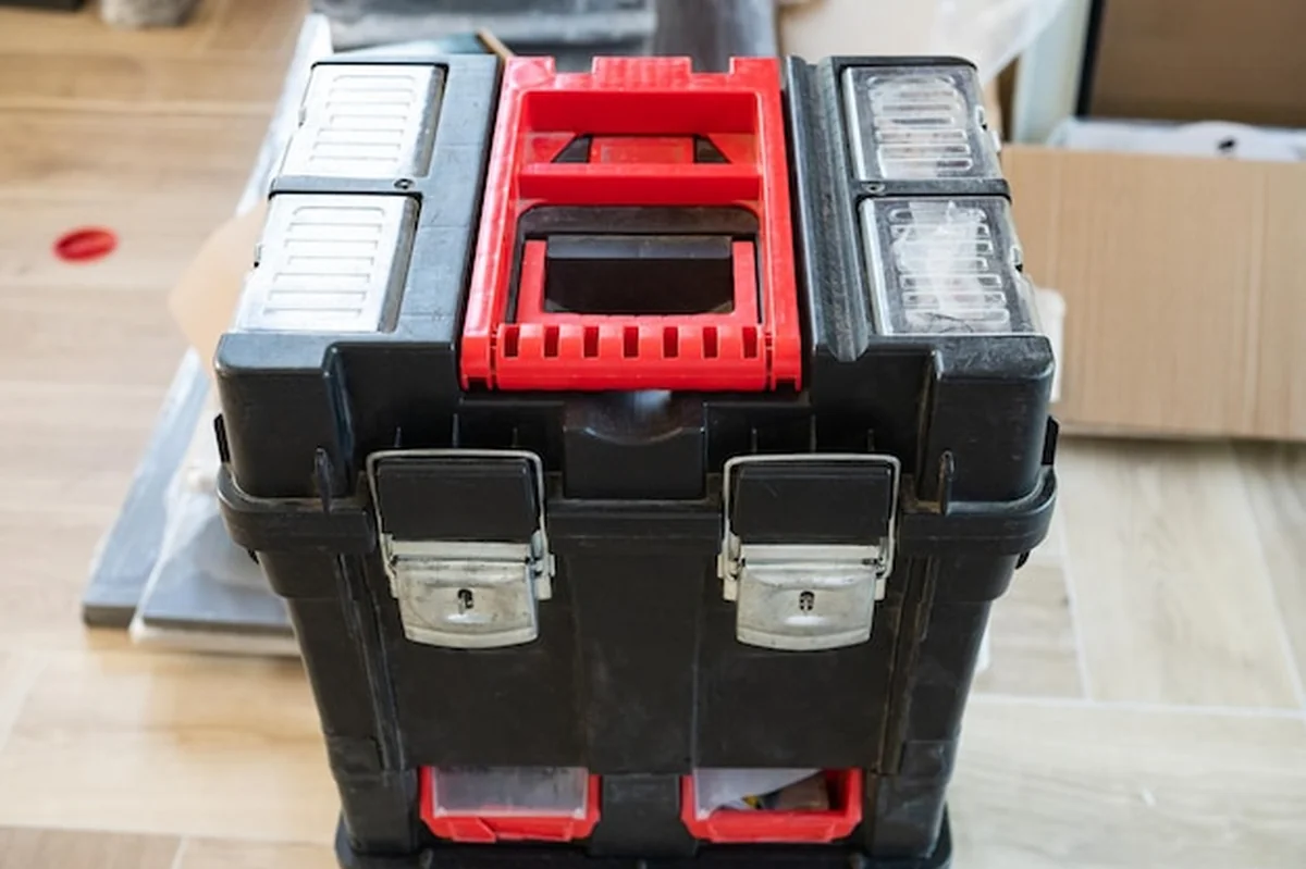 Duża skrzynka z narzędziami