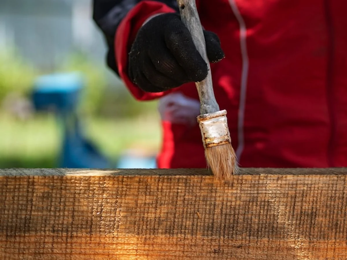 Ręka kobiety z szczotką na drewnie