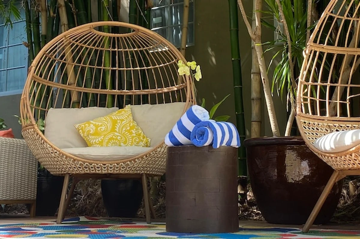 Fotel rattanowy z poduszkami w ogrodzie